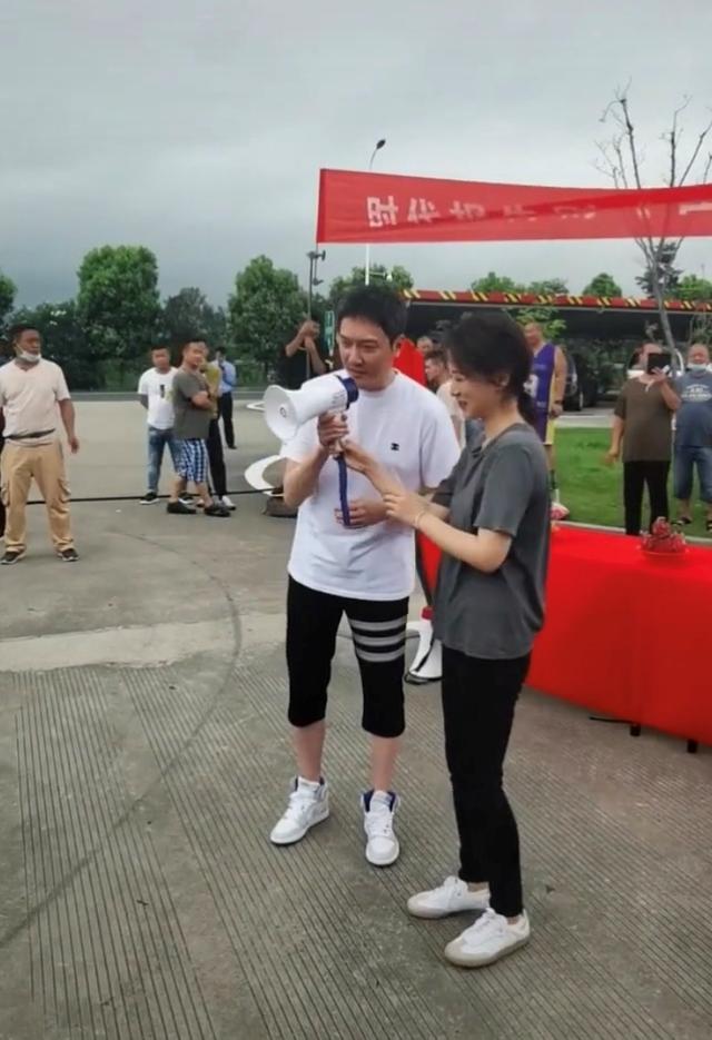 冯绍峰|冯绍峰新戏开机身材发福，状态油腻白发不少，婚后与赵丽颖反差大