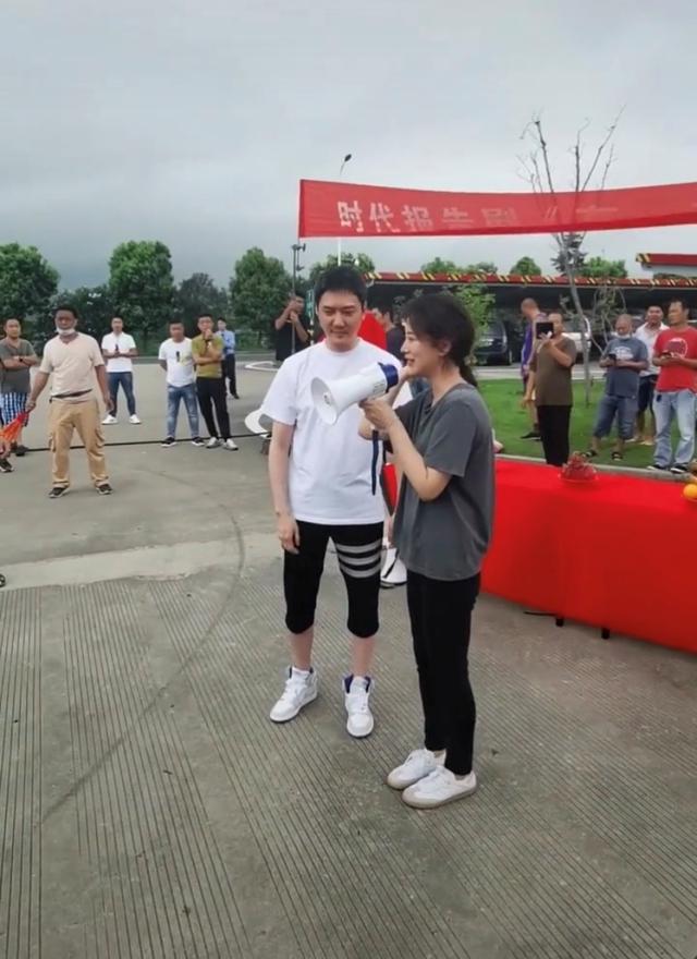 冯绍峰|冯绍峰新戏开机身材发福，状态油腻白发不少，婚后与赵丽颖反差大