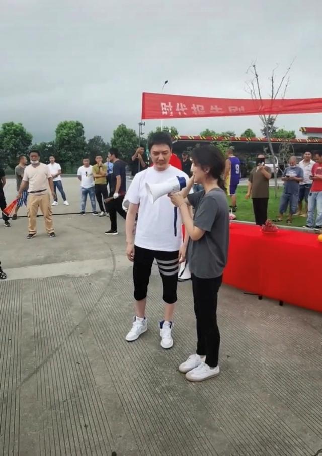 冯绍峰|冯绍峰新戏开机身材发福，状态油腻白发不少，婚后与赵丽颖反差大