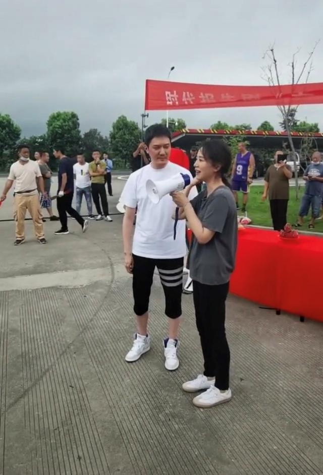 冯绍峰|冯绍峰新戏开机身材发福，状态油腻白发不少，婚后与赵丽颖反差大