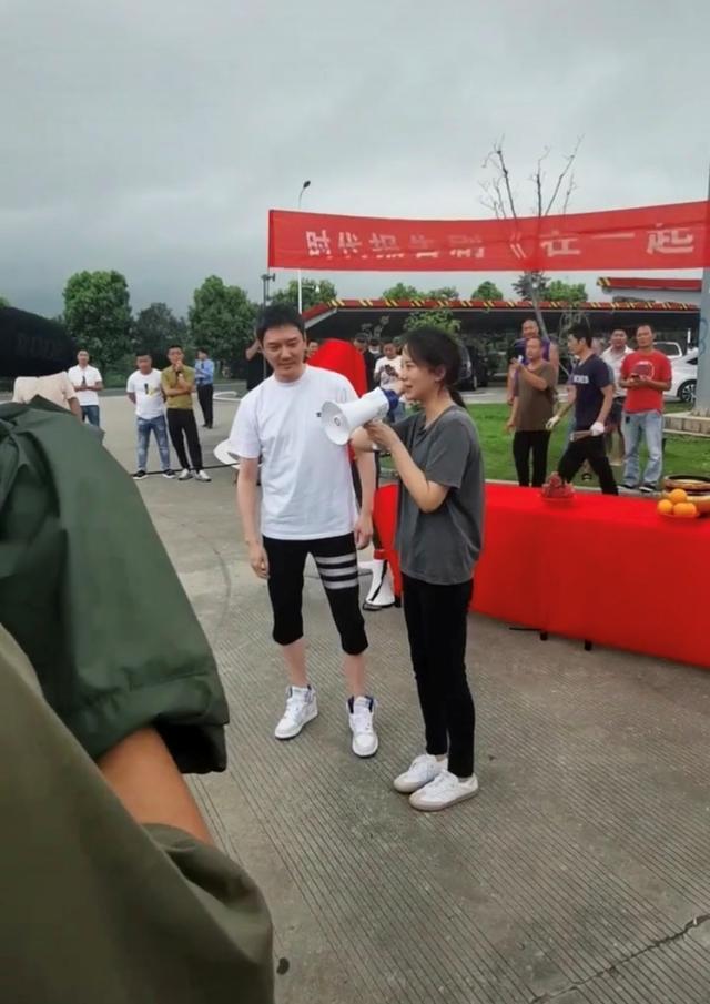 冯绍峰|冯绍峰新戏开机身材发福，状态油腻白发不少，婚后与赵丽颖反差大