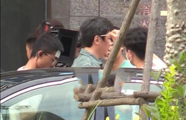 冯绍峰|冯绍峰新戏开机身材发福，状态油腻白发不少，婚后与赵丽颖反差大