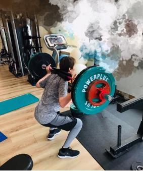 林志炫|54岁林志炫大病后狂举杠铃，胳膊和腿一样细，骨瘦如柴似纸片人