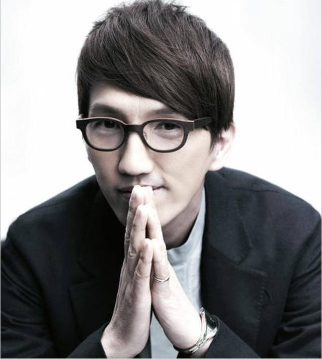 林志炫|54岁林志炫大病后狂举杠铃，胳膊和腿一样细，骨瘦如柴似纸片人