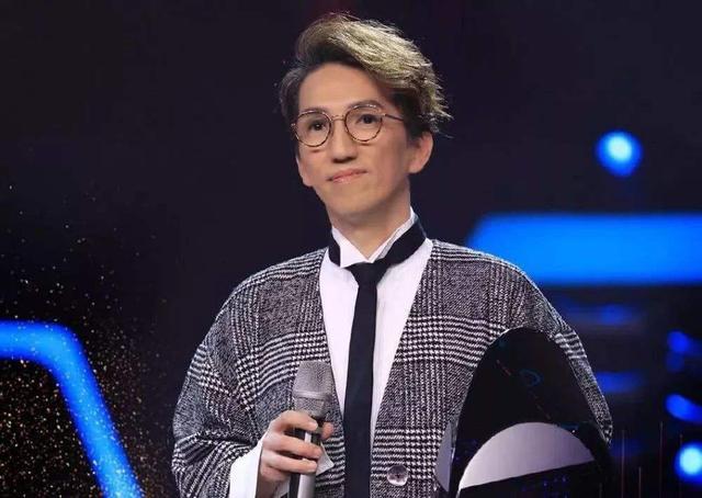 林志炫|54岁林志炫大病后狂举杠铃，胳膊和腿一样细，骨瘦如柴似纸片人