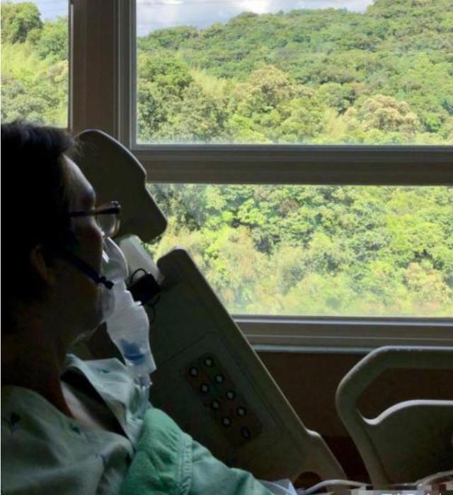 林志炫|54岁林志炫大病后狂举杠铃，胳膊和腿一样细，骨瘦如柴似纸片人