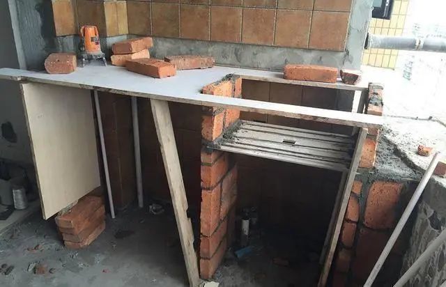 抠门老公为省钱请个工人用砖砌洗衣台一看效果居然还不赖