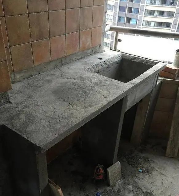 抠门老公为省钱,请个工人用砖砌洗衣台,一看效果居然还不赖