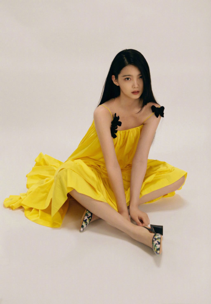 李熙凝真的穿了淡黄的长裙配黑长直发型气场不输超模