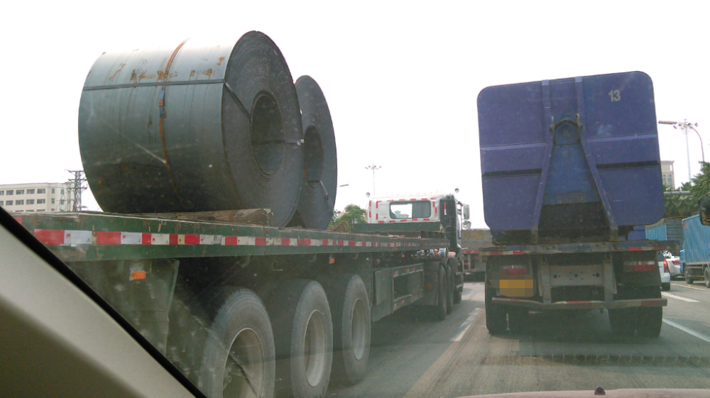 货车拉钢卷为啥都是立放,平放不更安全?司机:你以为我不想