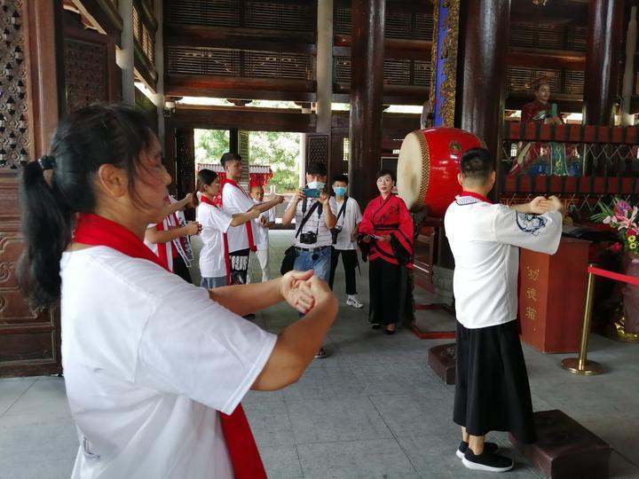 高三学子们纷纷到南宁孔庙,祭拜孔子,祈福金榜题名_腾讯新闻