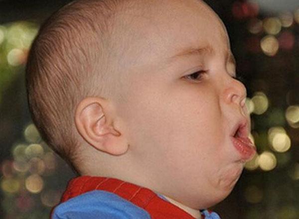 Le Bebe Fait Ce Bruit Bizarre Au Milieu De La Nuit Les Parents Ne Doivent Pas Tarder Juger A Temps Et L Emmener A L Hopital Daynewsfr