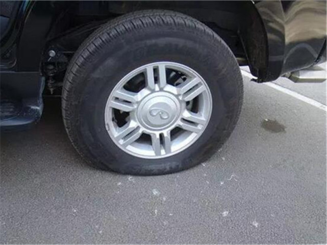 货车撒一路钉子,百辆车轮胎被扎,货车司机:我的货丢了都没人赔!