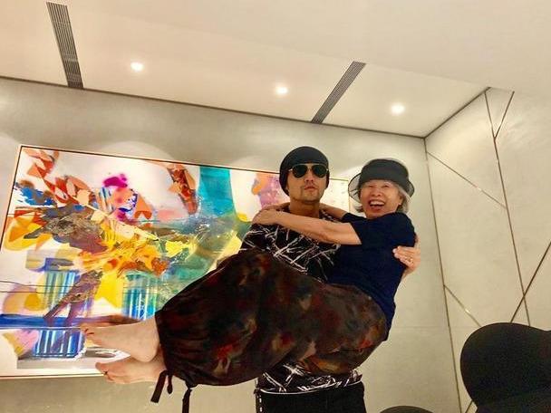 周杰伦|周杰伦晒妈妈近照，身着连衣裙抱宠物端坐气质佳，被儿子猛夸时尚