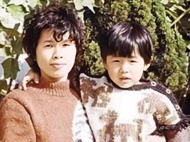 周杰伦|周杰伦晒妈妈近照，身着连衣裙抱宠物端坐气质佳，被儿子猛夸时尚