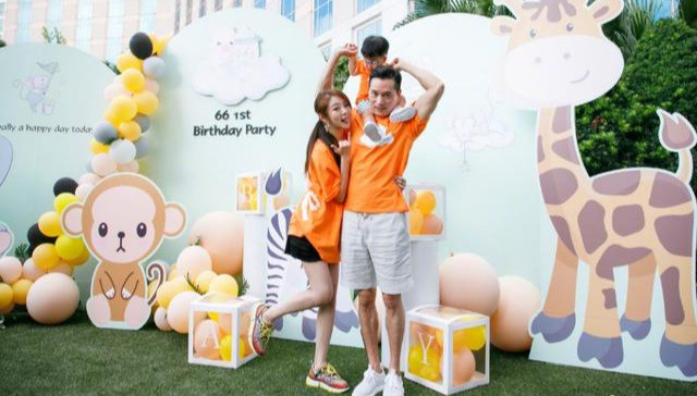 安以轩|安以轩为儿子庆生，二胎孕肚明显，与老公像两代人，太会保养了