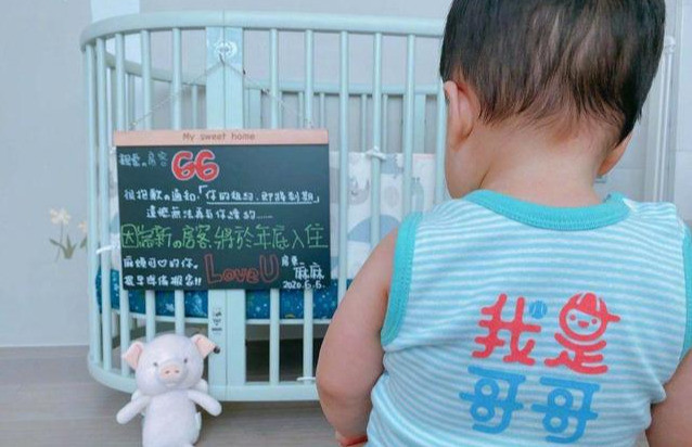 安以轩|安以轩为儿子庆生，二胎孕肚明显，与老公像两代人，太会保养了