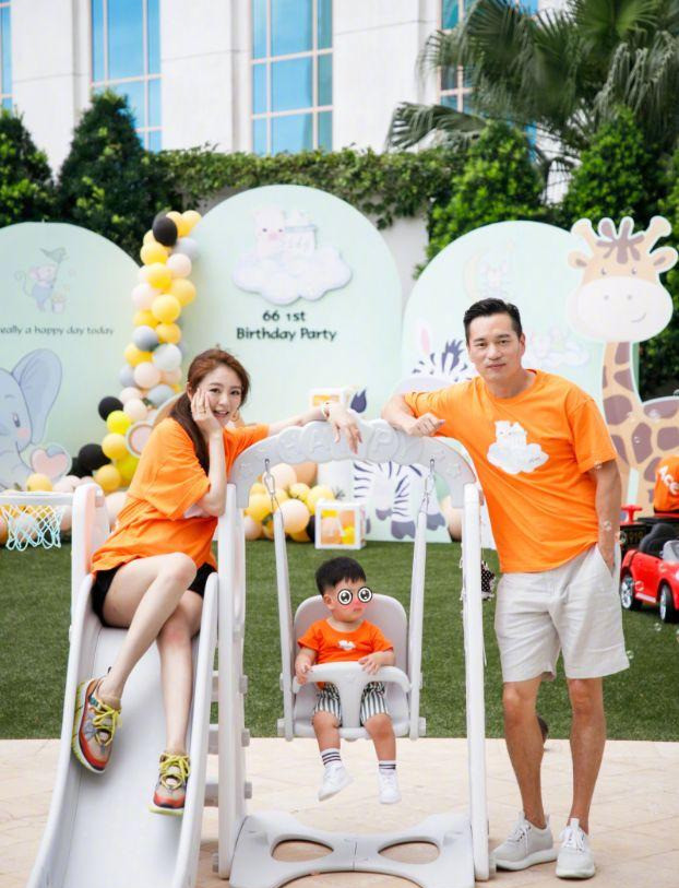 安以轩|安以轩为儿子庆生，二胎孕肚明显，与老公像两代人，太会保养了