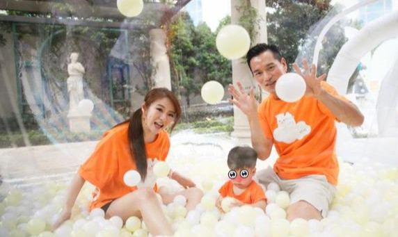 安以轩|安以轩为儿子庆生，二胎孕肚明显，与老公像两代人，太会保养了