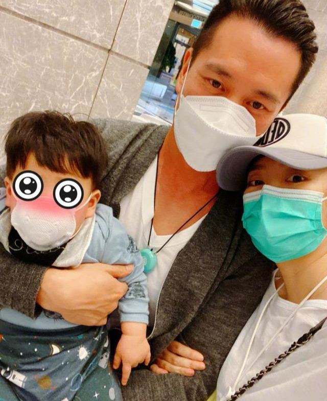 安以轩|安以轩为儿子庆生，二胎孕肚明显，与老公像两代人，太会保养了