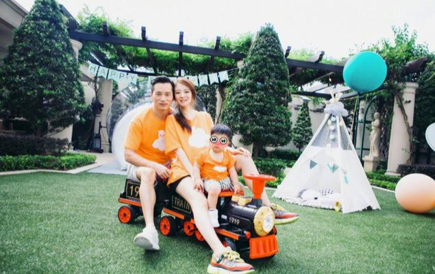 安以轩|安以轩为儿子庆生，二胎孕肚明显，与老公像两代人，太会保养了