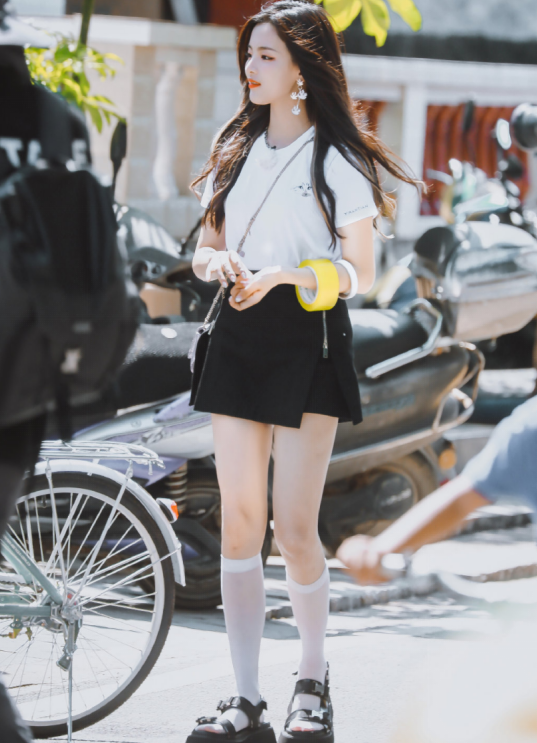 火箭少女解散后,杨超越录中餐厅,孟美岐录跑男,她有点意外