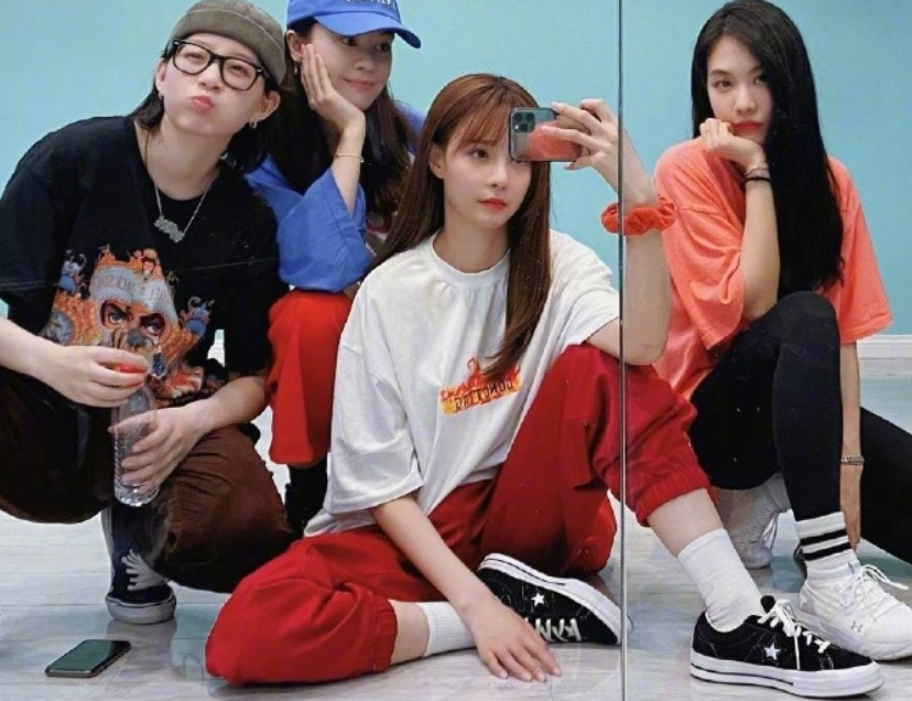 沈梦辰|沈梦辰淘汰后发姐姐们的“丑照”，有谁注意吴昕照片，过于真实了