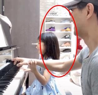 章子怡|港媒曝章子怡2亿别墅，室内活似小型商场，宠物都有独立卧室
