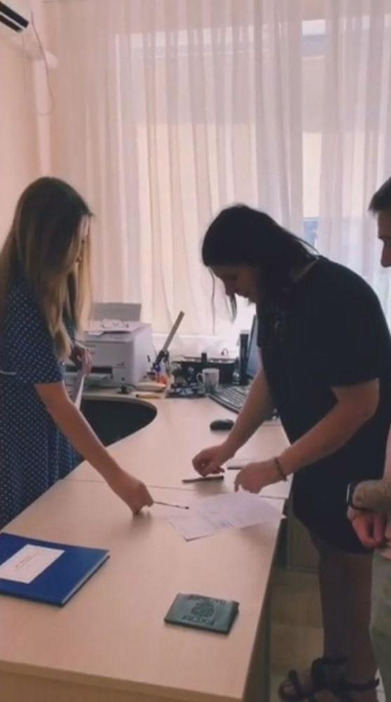 玛丽娜·巴尔马舍娃|俄罗斯女子和相差15岁的继子结婚，网友：我们反对这门亲事