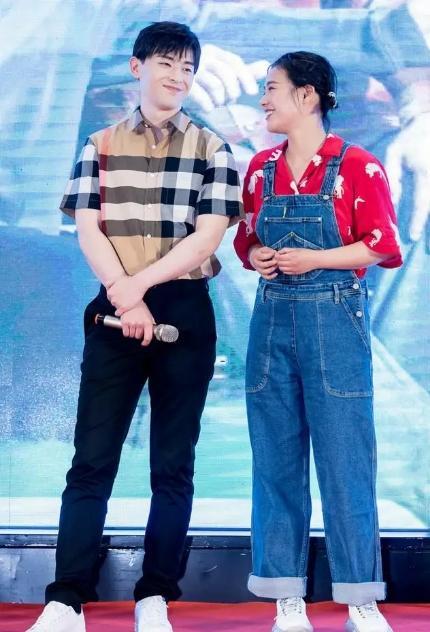 有种娃娃脸叫马思纯,扎俩羊角辫好甜美,与邓伦同框不像"姐弟"