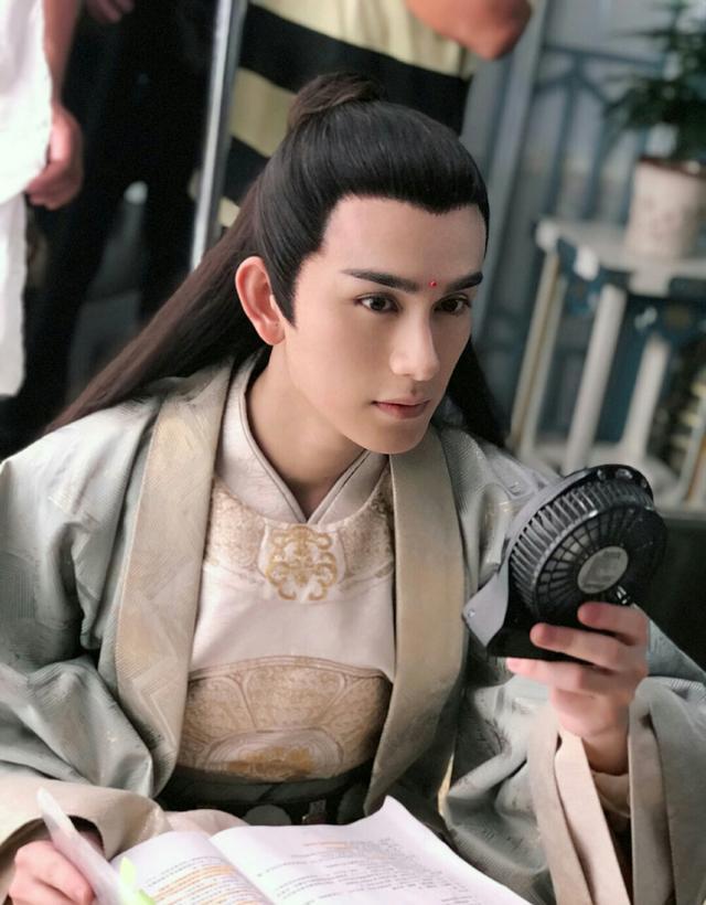 对于朱赞锦陷入江波去世的争议中,有粉丝澄清说被众多媒体人内涵的