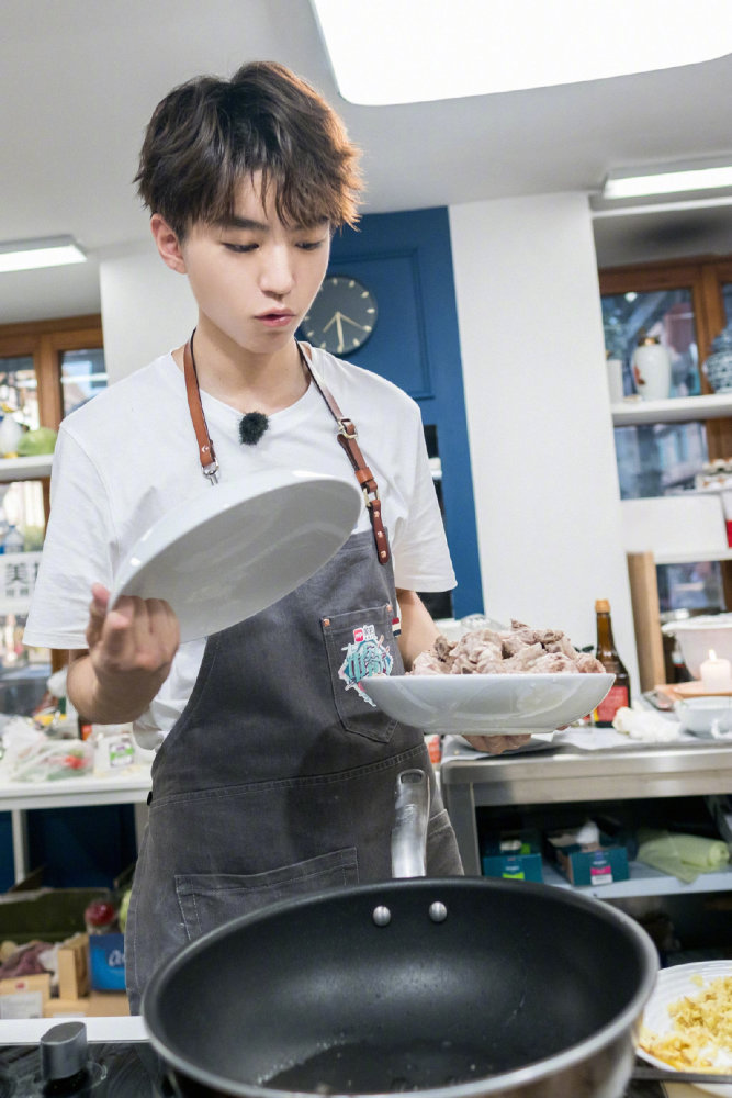 王俊凯回归中餐厅第四季节目录制你最期待他做哪道菜