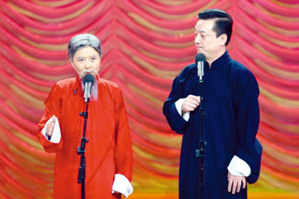 沈阳相声大师王平50岁因过度疲劳猝死去世后千余观众赶来送行