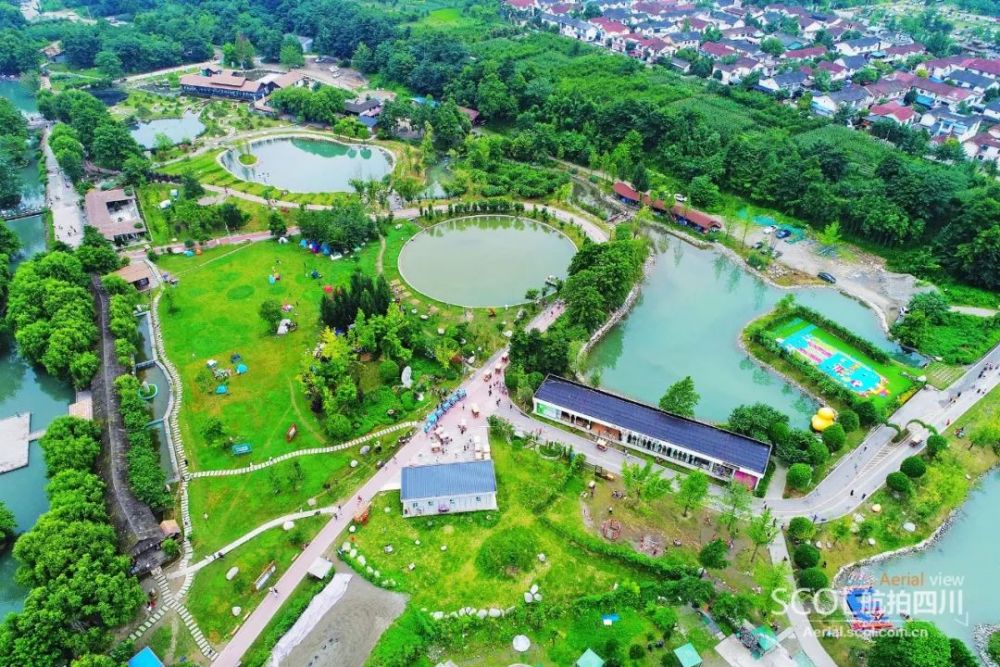 鱼凫湿地公园位于四川省彭州市小鱼洞镇湔江河谷地带,依山傍水,颇有