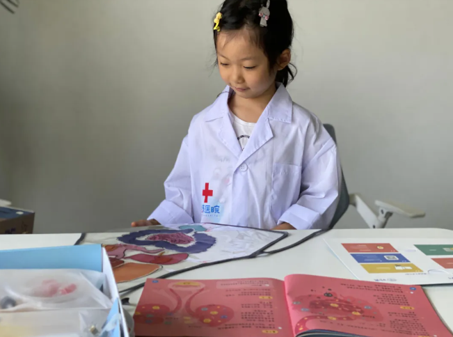孩子|拍X光片、手术缝合、自制血液循环……娃竟然玩了俩小时没理我！