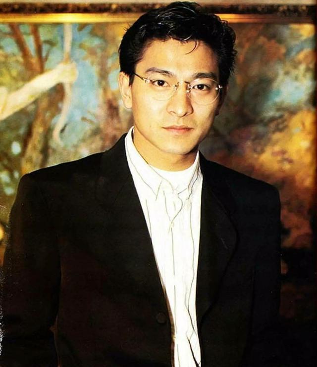 刘德华当初亲的小婴儿从1999年将他踢下顶流的位置