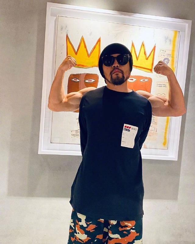 周杰伦|歌王差距大：周杰伦胡子拉碴的状态被偷拍，王力宏秀健硕好身材