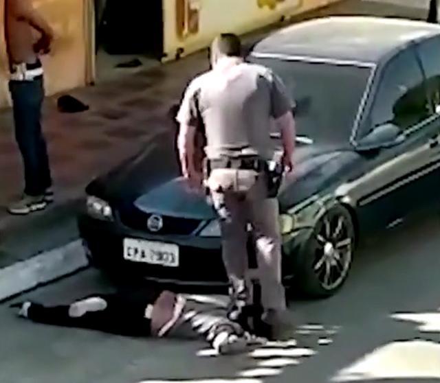 警察|嫌跪压黑人不够惨？巴西警察出格：脚踩黑人女，全身重量压脖子上