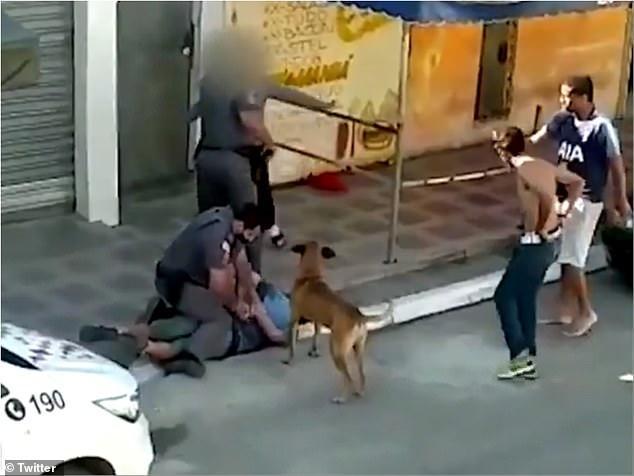 警察|嫌跪压黑人不够惨？巴西警察出格：脚踩黑人女，全身重量压脖子上