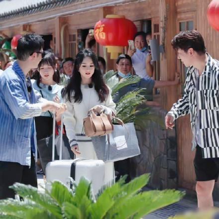 赵丽颖|赵丽颖新路透曝光，马丁靴穿搭干练，坐路边扶腰按摩神情略显痛苦