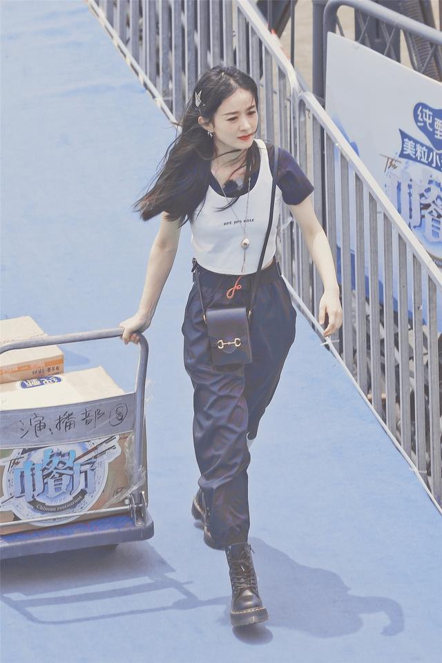 赵丽颖|赵丽颖新路透曝光，马丁靴穿搭干练，坐路边扶腰按摩神情略显痛苦