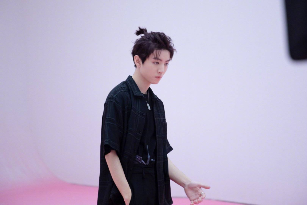 王俊凯《中餐厅》新发型!挡眼睛的刘海扎成小揪揪,是怕做饭烧到头发吗