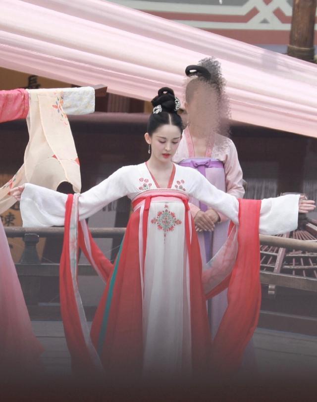 古力娜扎|古力娜扎新剧曝路透照，身披唐装充满仙气，和热巴比还是输了？