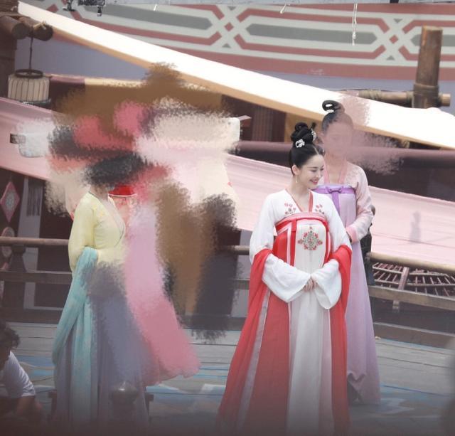 古力娜扎|古力娜扎新剧曝路透照，身披唐装充满仙气，和热巴比还是输了？