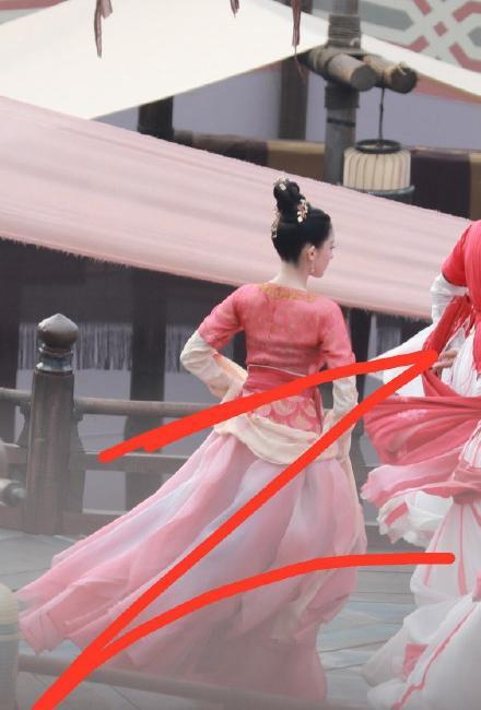 古力娜扎|古力娜扎新剧曝路透照，身披唐装充满仙气，和热巴比还是输了？