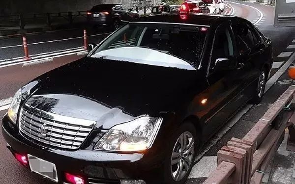 和傳統的雙色車身日本警車不同,便衣警車外