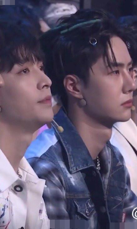 王一博|王一博《街舞》发布会侧脸引热议，法令纹明显鼻子被吐槽像是橡皮捏到脸上的