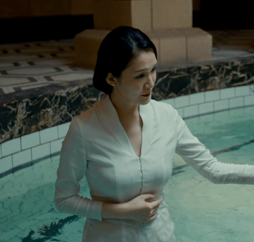 打开腾讯新闻,查看更多图片 >戎傲霜以一条紧身白色