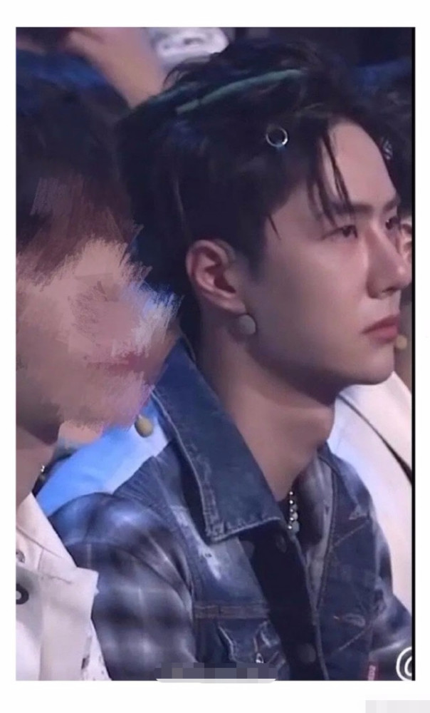 王一博|王一博《街舞》发布会侧脸引热议，法令纹明显鼻子被吐槽像是橡皮捏到脸上的