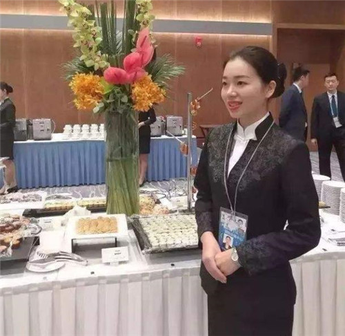 中国最贵服务员姚碧3次上国宴服务走红后被各大酒店争抢